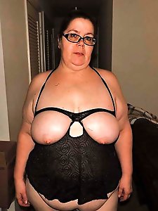 Lass posing totally undressed