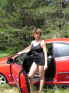 Adored mature woman is spreading her pussy while being broadcast live