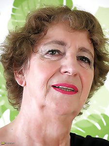 German mature slut having sex with herself