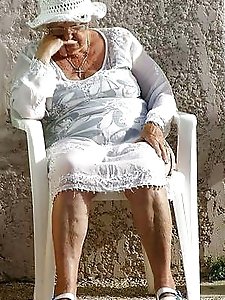 Exciting older MILF baring it all on picture