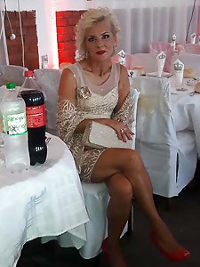 Awesome aged businesswoman posing nude on cam