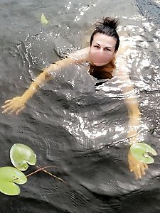 Topless mature momma is giving him what he wants