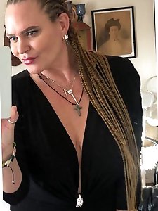 Classy-looking experienced GF wants to fuck the stranger