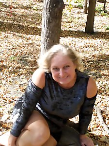 Aged dame is spreading her hips on pix