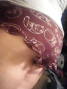 All-natural girls like to pose