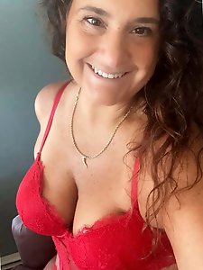 Inviting aged mom wants to have oral sex with vibrator