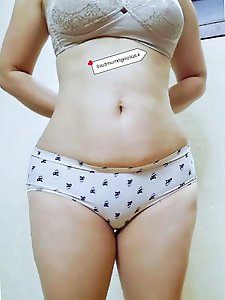 Middle-aged woman with a large buttocks receives anal ejaculation