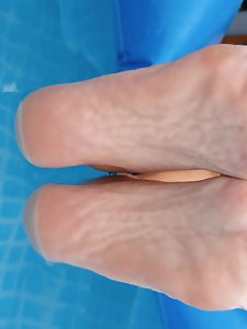 An experienced woman skillfully provokes with erotic photos