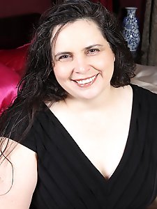 Chubby American housewife getting very naughty