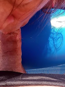 Enjoying oral pleasure beside the swimming pool