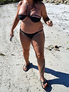 Mature milf is showing off her slit